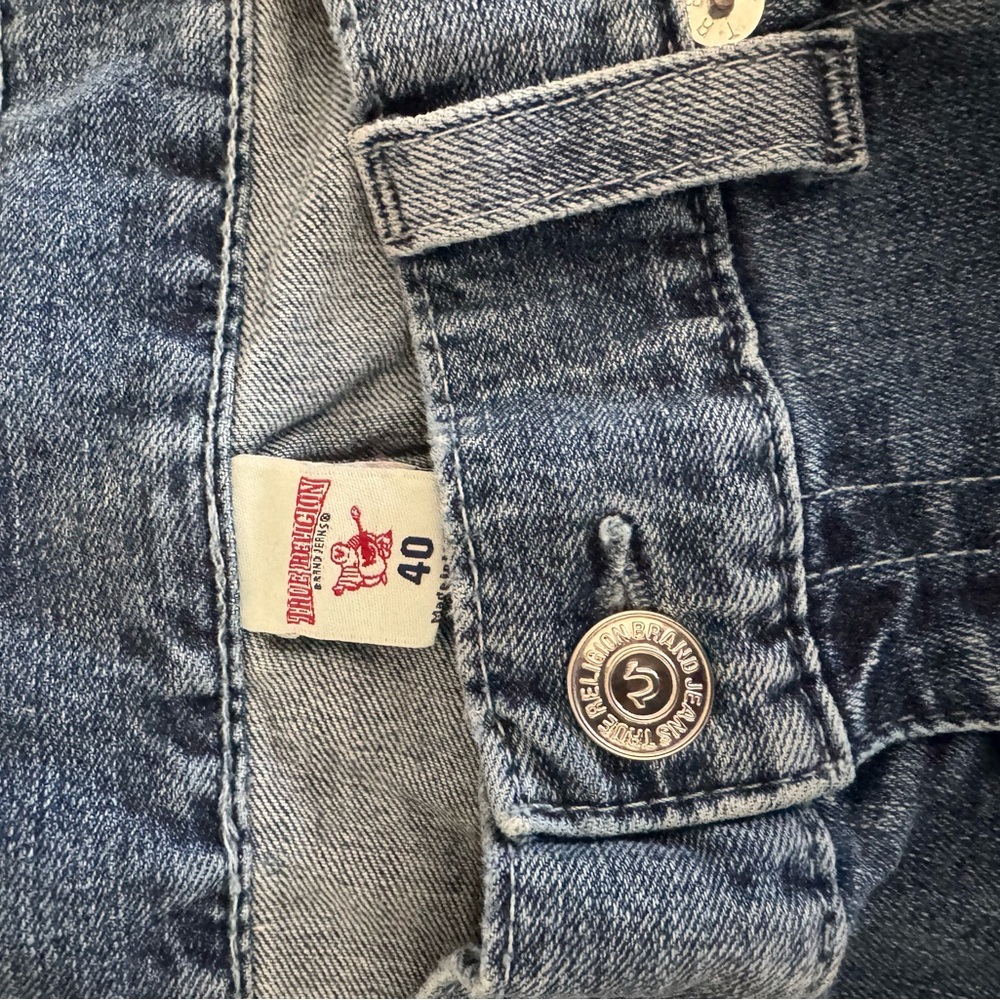 Relaxed Blue Jeans with Vintage Look and Distressed Texture